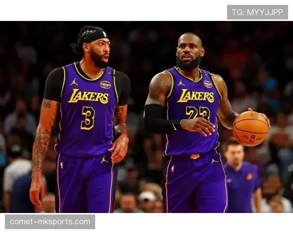 戴维斯联手队友展现默契配合，助力球队再攀高峰